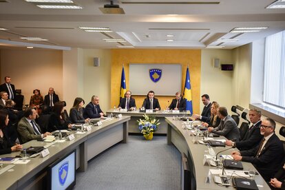 Die erste Sitzung der Regierung