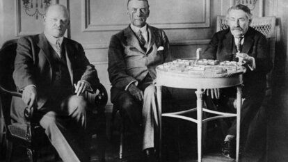 Konferenz von Locarno 1925: Gustav Stresemann mit Austen Chamberlain (Mitte) und Aristide Briand (rechts)