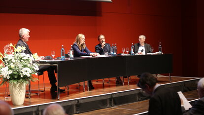 Annett Witte diskutiert mit Dierk Hoffmann, Marcus Böick und Norbert F. Pötzl über die Erkenntnisse der Forschung zur Treuhand