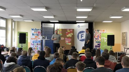 Foto: Ben Salomo vor Schülern