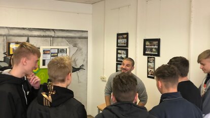 Foto: Ben Salomo mit Schülern