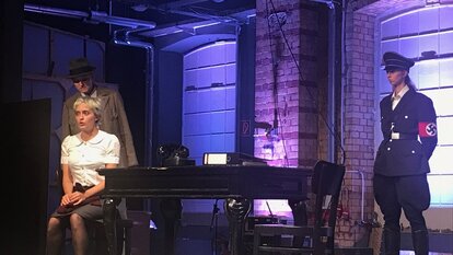 Robert Mohr (Lena Riedel) beim Verhör von Sophie Scholl. Im Hintergrund ein SS- Mann (Tabea Tafel)