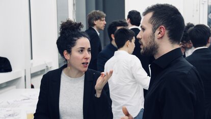 Lisa Raffy im Gespräch mit den Teilnehmern