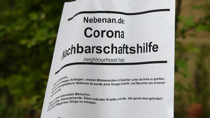 Ein Aushang zur Nachbarschaftshilfe in Freiburg.