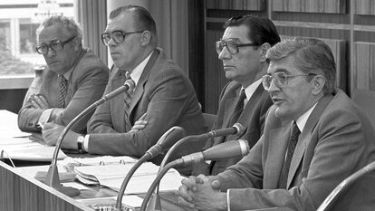 Karl Schiess (Bden-Württemberg), Helmut Fröhlich (Bremen), Werner Maihofer (Bundesinnenminister) und Burkhard Hirsch (Nordrhein-Westfalen) während einer Pressekonferenz am 20.06.1977 in Bonn nach der Konferenz der Innenminister von Bund und Ländern.