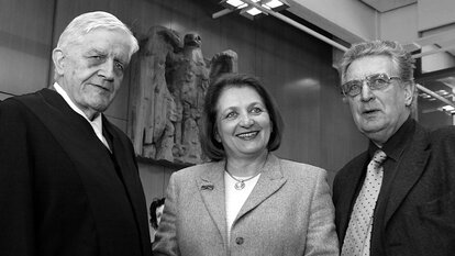 Die FDP-Politiker Burkhard Hirsch, die frühere Bundesjustizministerin Sabine Leutheusser-Schnarrenberger und Gerhard Baum am Mittwoch, 3. März 2004, vor der Urteilsverkündung im Verfahren über den grossen Lauschangriff.