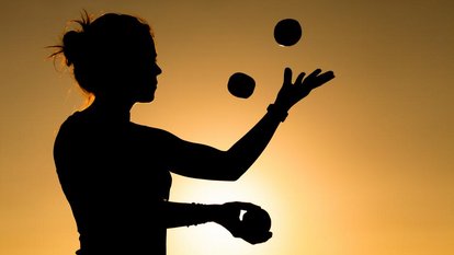 Frau beim jonglieren