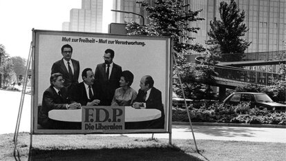  FDP-Wahlplakat vor dem Innenministerium zur Landtagswahl 1980, Düsseldorf v.l.n.r.: Burkhard Hirsch, Gerhart Baum, Hans-Dietrich Genscher, Wolfgang Heinz, Liselotte Funcke, Otto Graf Lambsdorff