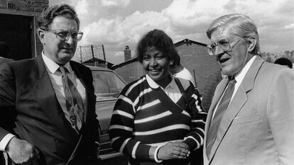  Burkhard Hirsch mit Gerhart Baum und der Bürgerrechtlerin Winnie Mandela auf einer Südafrikareise, 1987