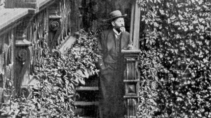 Max Weber vor seinem Haus in Heidelberg