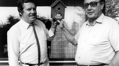 Präsentation eines Vogelhauses mit FDP-Aufkleber: Showm aster Wim Thoelke zu Gast im Privathaus von Hans-Diet rich Genscher, um 1980