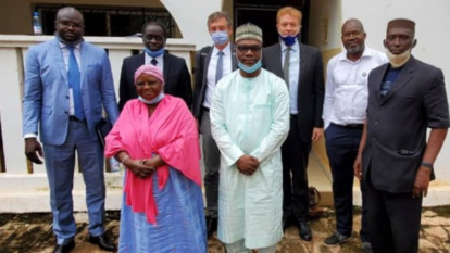 Dr. Hoffmann im Gespraech mit dem Praesidenten der nationalen malischen Menschenrechtskommission und seinen Mitarbeitern. 