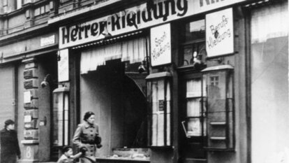 Brennende Synagogen, zerstörte Geschäfte, Demütigung jüdischer Deutscher – Bilder der Reichspogromnacht