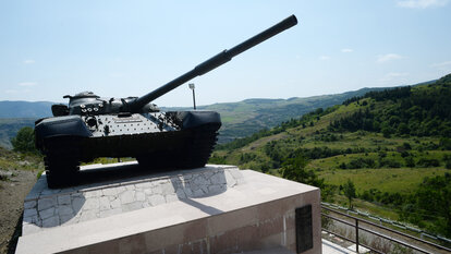 Ein Panzerdenkmal bei Schuschi in der Region Bergkarabach erinnert am 25.06.2014 an die Einnahme der strtegisch wichtigen Stadt Schuschi im Jahr 1992.
