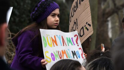 Eine Schülerin auf einem Klimastreik in Istanbul