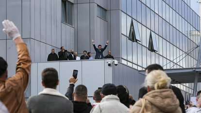 Albin Kurti auf einer Kundgebung, auf der seine Anhänger Solidarität mit dem ehemaligen Premierminister bekundeten. 
