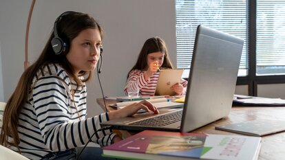 Schüler im Homeschooling an digitalen Geräten