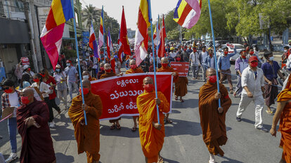Buddhistische Mönche protestieren auf den Straßen von Mandalay gegen den Militärputsch