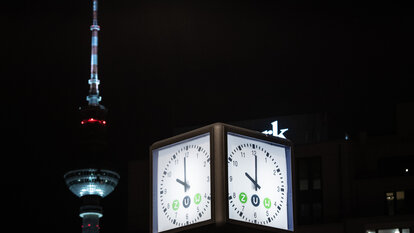 Eine Uhr in der Nähe des Alexanderplatz