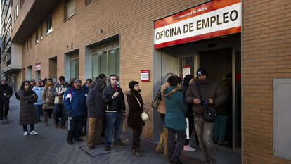 Menschenschlange vor einem spanischen Arbeitsamt