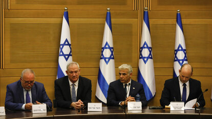 Avigdor Lieberman, Benny Gantz, Yair Lapid und Israels neuer Premierminister Naftali Bennett 
