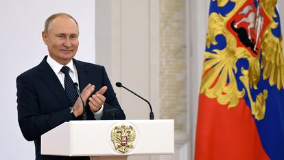 Der russische Präsident Vladimir Putin applaudiert den Athleten des paralympischen Kommittees bei einer Zeremonie im Kreml am 13. September 2021.