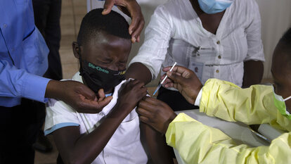 Ein Kind wird im Township Diepsloot in der Nähe von Johannesburg mit Pfizer gegen COVID-19 geimpft