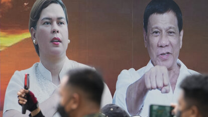 Ein Fahrzeug mit Fotos des philippinischen Präsidenten Rodrigo Duterte, rechts, und seiner Tochter, der Bürgermeisterin von Davao City, Sara Duterte