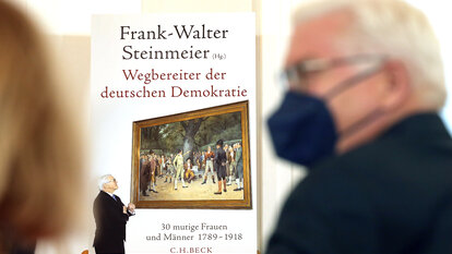 Bundespräsident Frank-Walter Steinmeier präsentiert im Schloss Bellevue das Buch «Wegbereiter der deutschen Demokratie - 30 mutige Frauen und Männer 1789-1918».