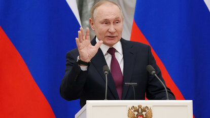 Russlands Präsident Wladimir Putin spricht auf einer Pressekonferenz.