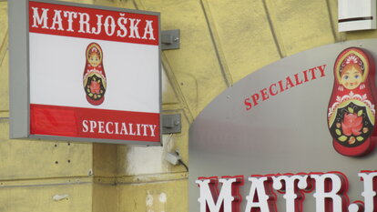Russische Spezialitätenläden kleben das „Russisch“ auf ihren Hausschildern ab