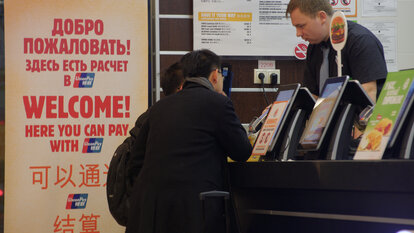Ein chinesischer Tourist zahlt in Moskau bei Burger King mit UnionPay.