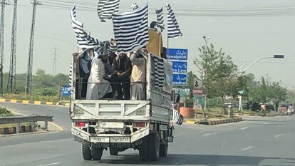 Flaggen von Jamiat Ulema-i-Islam-Fazl (JUI-F) Aktivisten auf dem Weg zur Kundgebung in Islamabad, 28. März 2022