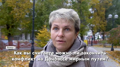 Eine Frau beim Interview mit dem Reporter von Donbas News in Donezk 