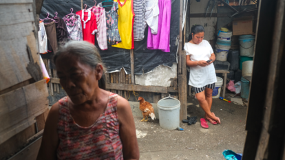 Inday und Pacita, die Nachbarinnen von Arendain, warten auf den Lieferboten 