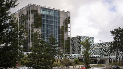 Ein moderner Neubau aus Glas und Beton im Stadtteil Scheveningen von Den Haag