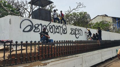 Graffiti vor der offiziellen Residenz des Premierministers mit der Aufschrift: "Dieses Eigentum gehört der Öffentlichkeit"