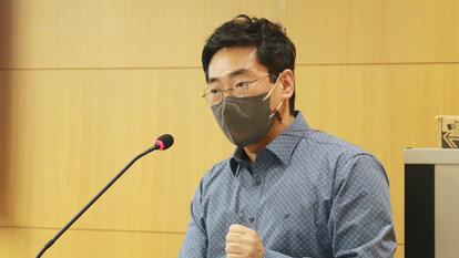 Dohyoon Kim giving a presentation at the Smart City Talk