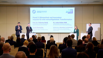 Dr. Lukas Köhler MdB, stellvertretender Vorsitzender der Fraktion der Freien Demokraten im Deutschen Bundestag, Prof. Dr. Hubertus Bardt, Geschäftsführer und Leiter Wissenschaft, Institut der deutschen Wirtschaft Köln, Sarah Bäumchen, Mitglied der Geschäftsleitung, Verband der Elektro- und Digitalindustrie - ZVEI e. V. und Maximilian Luz Reinhardt 