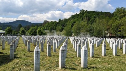 Völkermord-Gedenkstätte in Srebrenica-Potočari