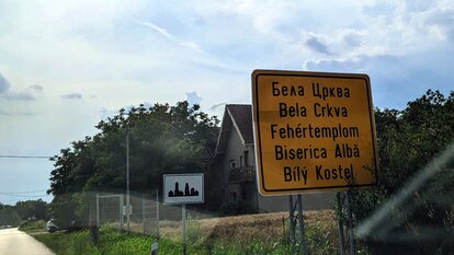 Ortsschild von Bela Crkva (dt. „Weißkirchen“) mit dem Stadtnamen zweimal auf Serbisch sowie auf Ungarisch, Rumänisch und Tschechisch