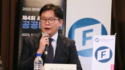 Panelist, Jeon Seungjae during the panel discussion