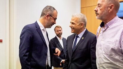 Yair Lapid im Gespräch mit Kristof Kleemann und Nizar Amer