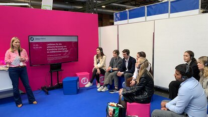 Bundesparteitag-2024-Daniela-Kluckert-MdB-Begleitseminar-Stipendiaten-FNF