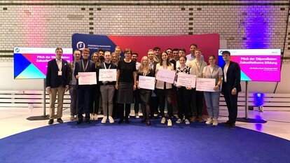 Pitch-der-Stipendiaten-FNF-Bundesparteitag2024-mit-Bettina-Stark-Watzinger