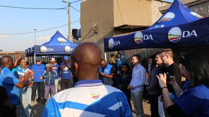 •	Die Julis im Gespräch mit der Demokratischen Allianz und der Gemeinde Tembisa in Johannesburg.