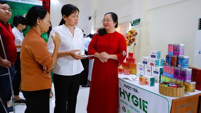 Participants discussing products and the business model with the CEO of Hygie & Panacee