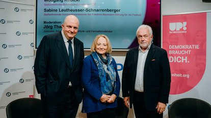 Jörg Thadeusz, Moderator; Sabine Leutheusser-Schnarrenberger Bundesministerin a.D., Stellvertretende Vorstandsvorsitzende der Friedrich-Naumann-Stiftung für die Freiheit und Wolfgang Kubicki, Stellvertretender Bundesvorsitzender der FDP. 