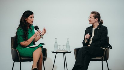 Karoline Preisler und Antonia Yamin im Gespräch. 