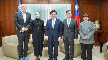  Ms. Matviichuk with Minister of Foreign Affairs, Dr. Lin Chia-lung (center).
